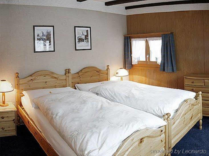 Petit Helvetia Budget Hotel Zermatt Rum bild