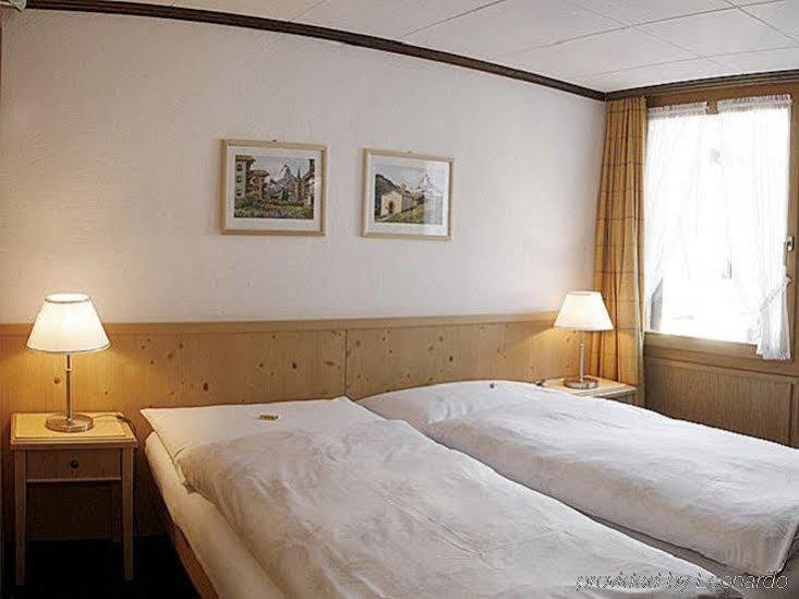Petit Helvetia Budget Hotel Zermatt Rum bild